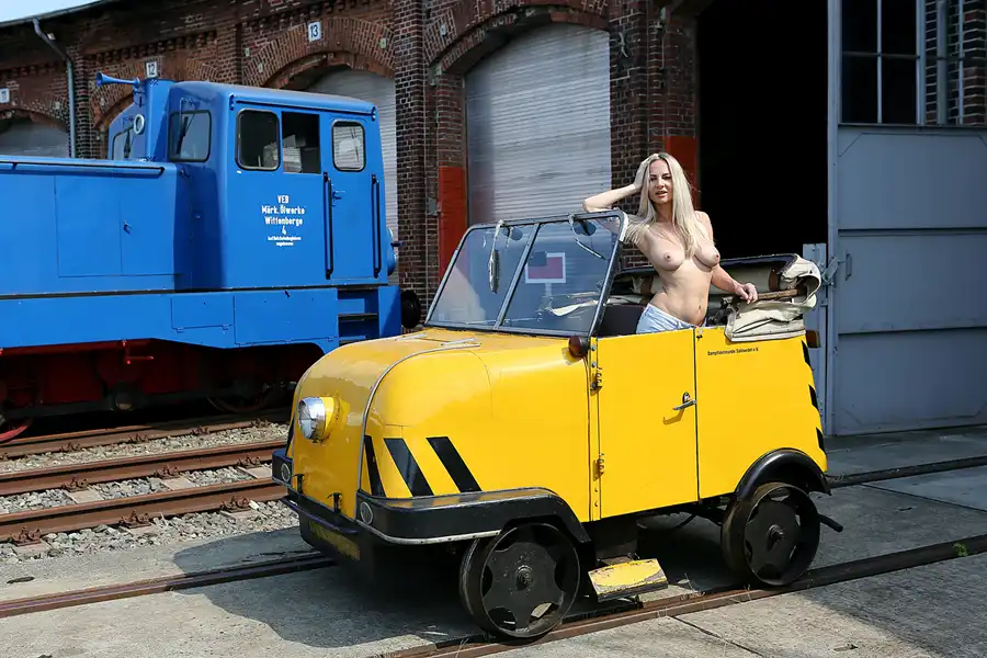 126 | 2020 | Wittenberge | Bahnbetriebswerk Wittenberge – Historischer Lokschuppen – Model Vendula | © carsten riede fotografie