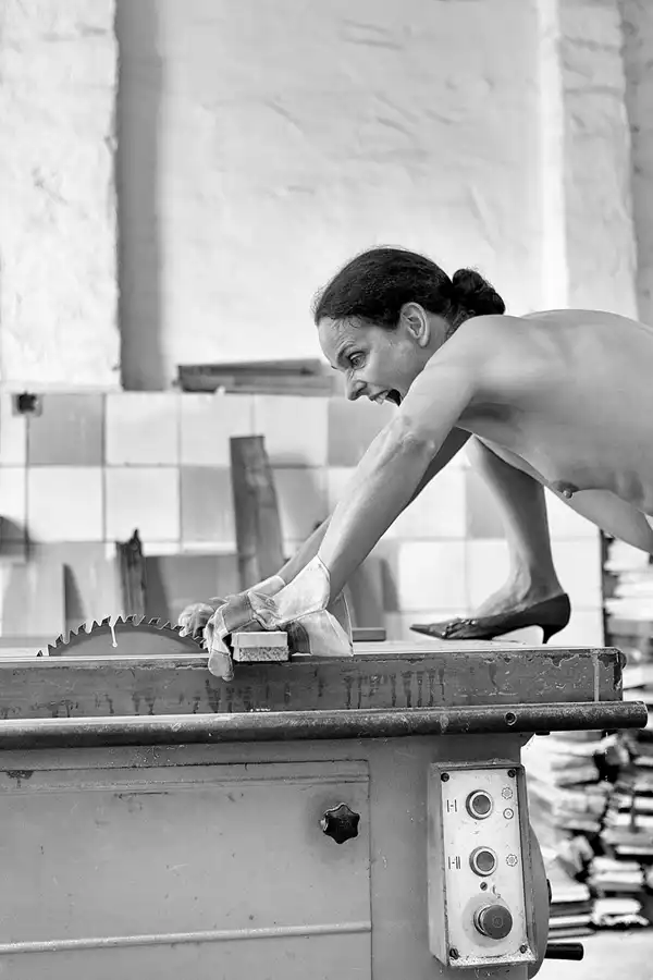 154 | 2020 | Wittenberge | Bahnbetriebswerk Wittenberge – Historischer Lokschuppen – Model Nadine L'Adorée | © carsten riede fotografie