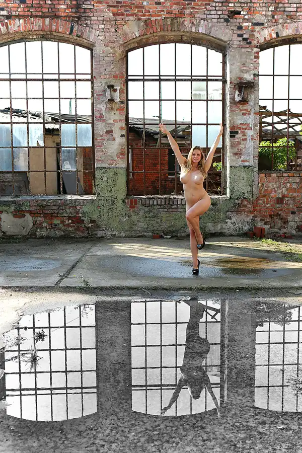 158 | 2020 | Wittenberge | Bahnbetriebswerk Wittenberge – Historischer Lokschuppen – Model Cold Angel Jana | © carsten riede fotografie