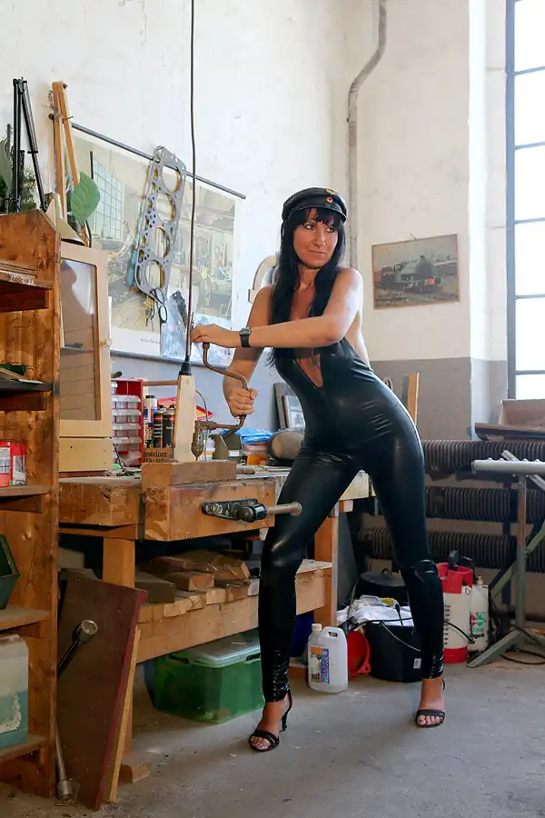 203 | 2020 | Wittenberge | Bahnbetriebswerk Wittenberge – Historischer Lokschuppen – Model Romy | © carsten riede fotografie