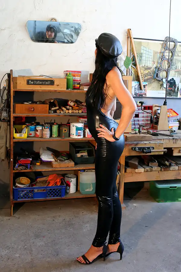 204 | 2020 | Wittenberge | Bahnbetriebswerk Wittenberge – Historischer Lokschuppen – Model Romy | © carsten riede fotografie