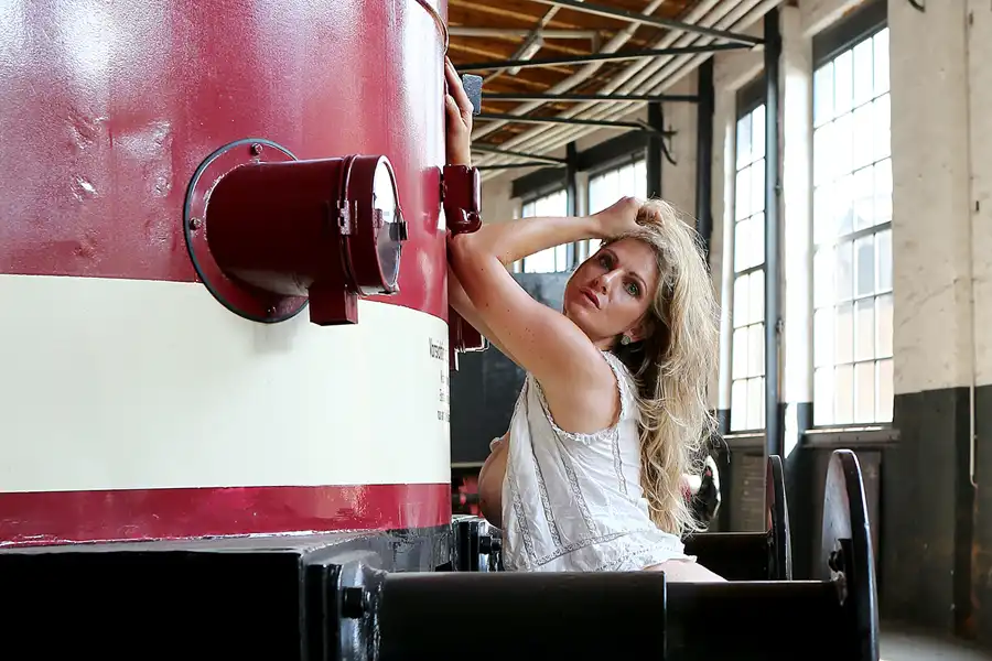 225 | 2020 | Wittenberge | Bahnbetriebswerk Wittenberge – Historischer Lokschuppen – Model Cold Angel Jana | © carsten riede fotografie