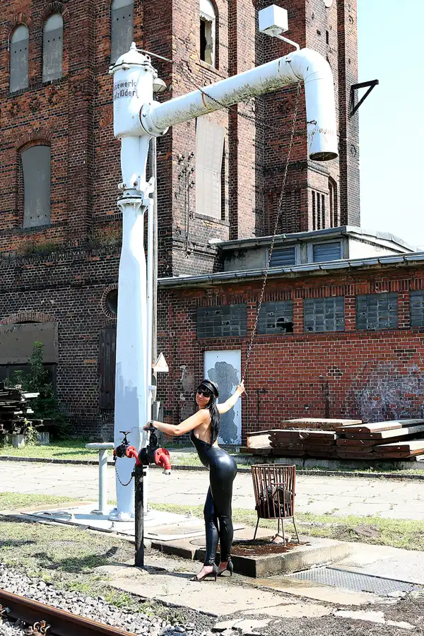 234 | 2020 | Wittenberge | Bahnbetriebswerk Wittenberge – Historischer Lokschuppen – Model Romy | © carsten riede fotografie