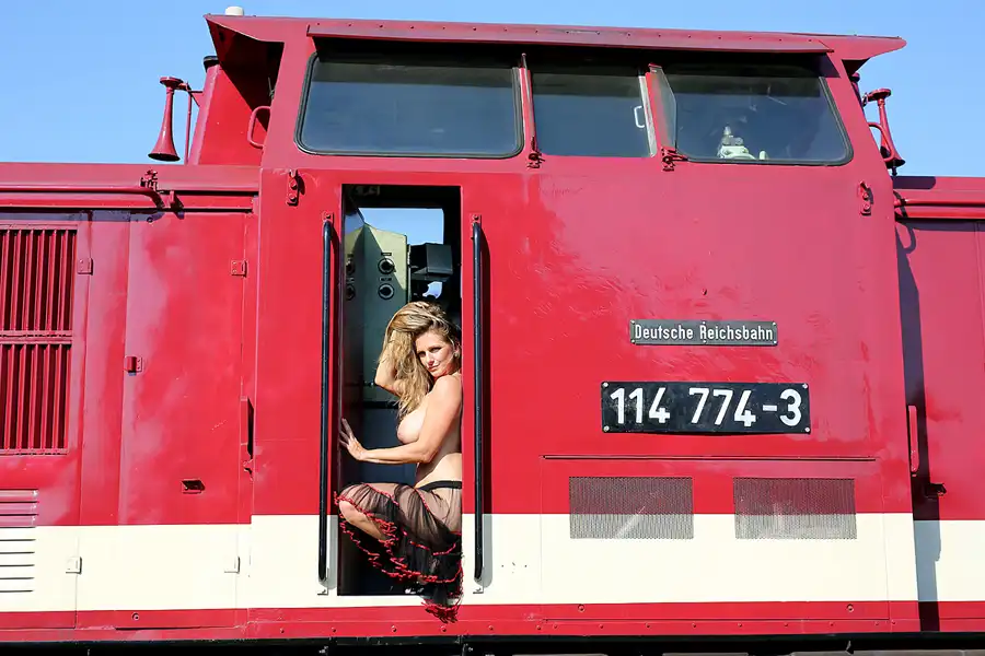 277 | 2020 | Wittenberge | Bahnbetriebswerk Wittenberge – Historischer Lokschuppen – Model Cold Angel Jana | © carsten riede fotografie