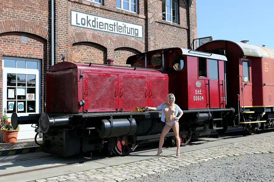 301 | 2020 | Wittenberge | Bahnbetriebswerk Wittenberge – Historischer Lokschuppen – Model Vendula | © carsten riede fotografie