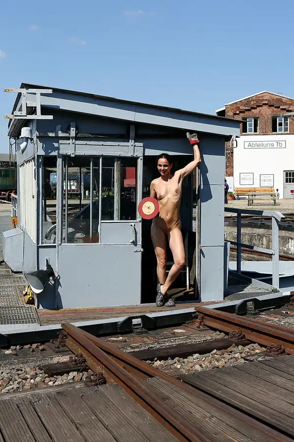 307 | 2020 | Wittenberge | Bahnbetriebswerk Wittenberge – Historischer Lokschuppen – Model Nadine L'Adorée | © carsten riede fotografie