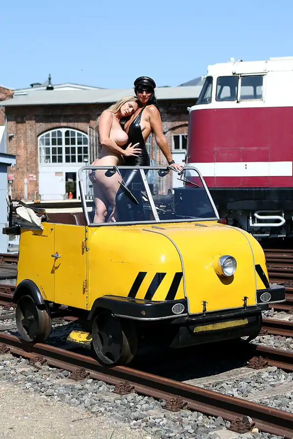 315 | 2020 | Wittenberge | Bahnbetriebswerk Wittenberge – Historischer Lokschuppen – Models Cold Angel Jana + Romy | © carsten riede fotografie