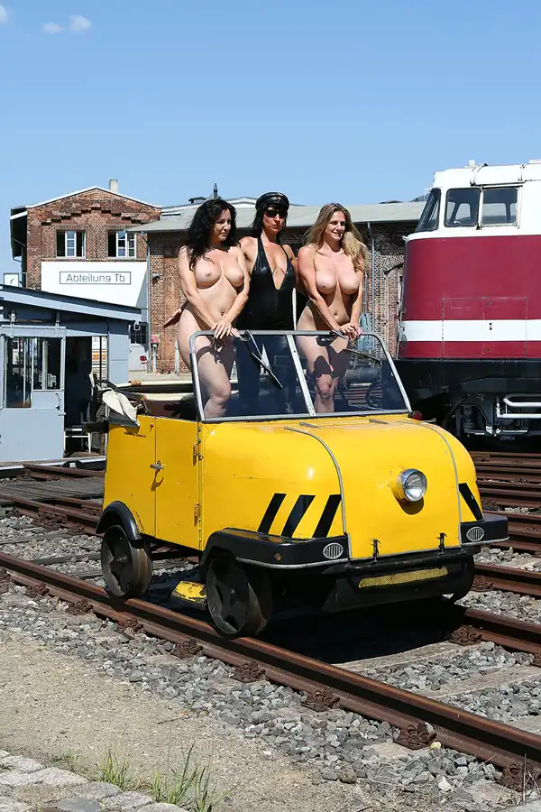 316 | 2020 | Wittenberge | Bahnbetriebswerk Wittenberge – Historischer Lokschuppen – Models Angelina + Cold Angel Jana + Romy | © carsten riede fotografie