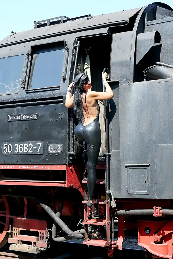 329 | 2020 | Wittenberge | Bahnbetriebswerk Wittenberge – Historischer Lokschuppen – Model Romy | © carsten riede fotografie