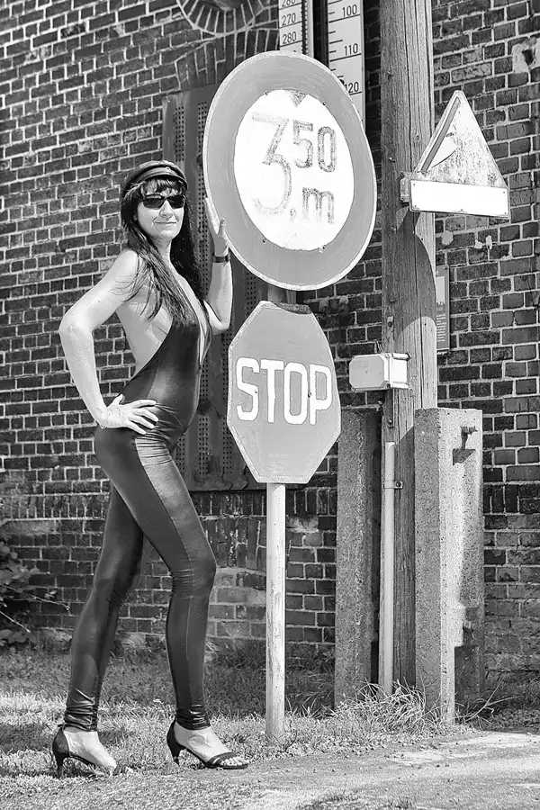 339 | 2020 | Wittenberge | Bahnbetriebswerk Wittenberge – Historischer Lokschuppen – Model Romy | © carsten riede fotografie