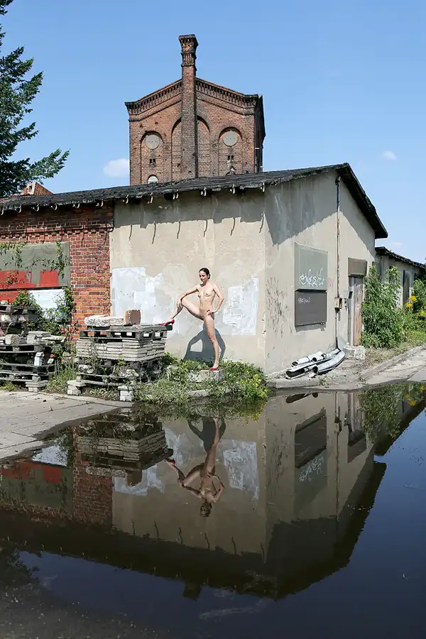340 | 2020 | Wittenberge | Bahnbetriebswerk Wittenberge – Historischer Lokschuppen – Model Nadine L'Adorée | © carsten riede fotografie
