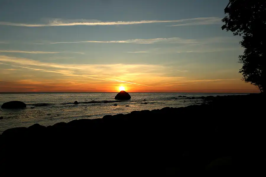 090 | 2021 | Lohme | Sonnenaufgang am Schwanenstein | 2021-06-17 – 04:39 | T plus 13 Minuten | © carsten riede fotografie
