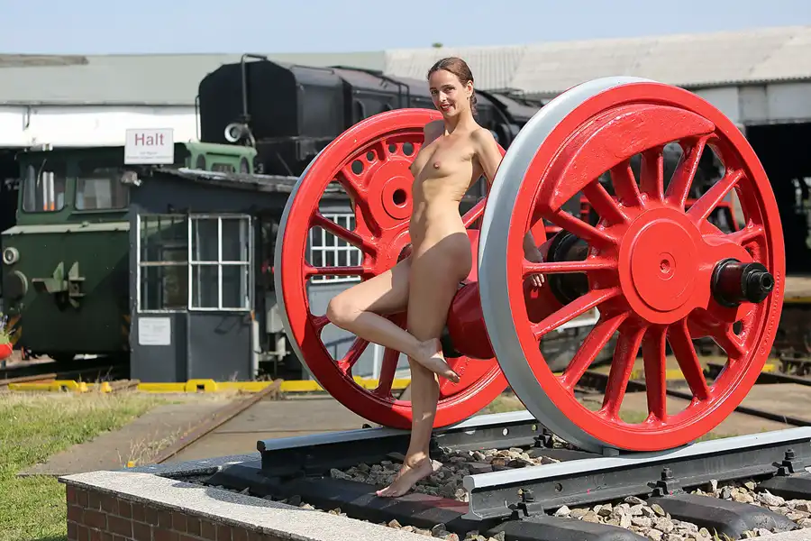 005 | 2021 | Arnstadt | Bahnbetriebswerk Arnstadt – Model Nadine L'Adorée | © carsten riede fotografie