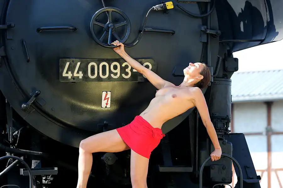 030 | 2021 | Arnstadt | Bahnbetriebswerk Arnstadt – Model Nadine L'Adorée | © carsten riede fotografie