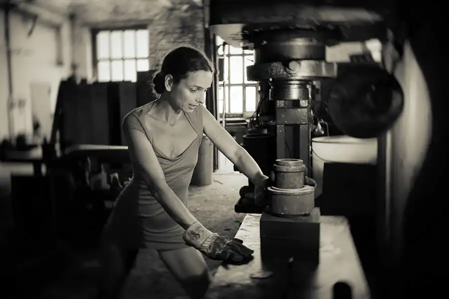 107 | 2021 | Arnstadt | Bahnbetriebswerk Arnstadt – Model Nadine L'Adorée | © carsten riede fotografie