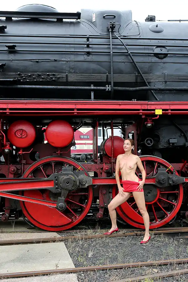 156 | 2021 | Arnstadt | Bahnbetriebswerk Arnstadt – Model Nadine L'Adorée | © carsten riede fotografie