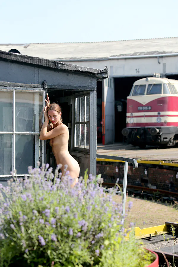 140 | 2021 | Arnstadt | Bahnbetriebswerk Arnstadt – Model Nadine L'Adorée | © carsten riede fotografie