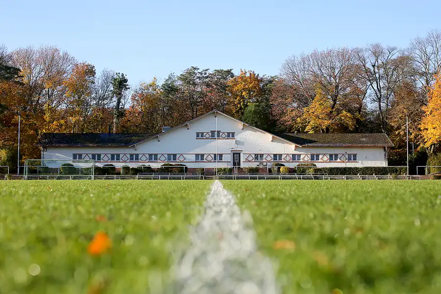 076 | 2021 | Berlin | Rund um das NSG Fauler See – Stadion Buschallee | © carsten riede fotografie