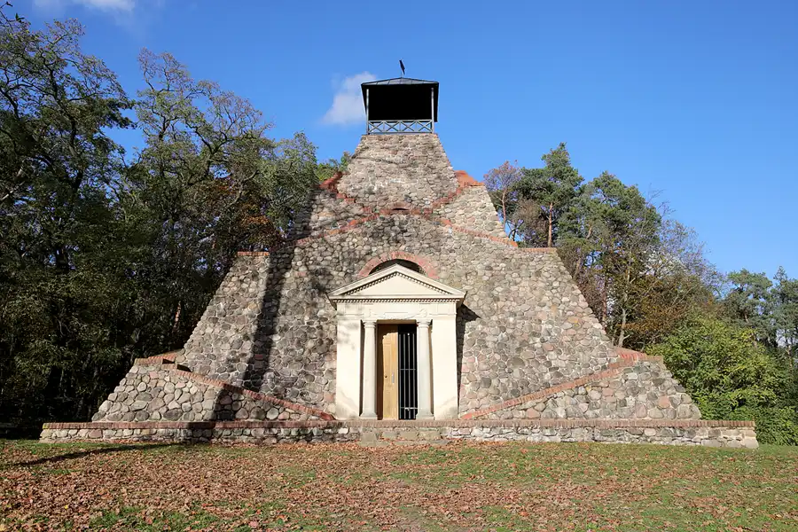 015 | 2022 | Garzau-Garzin OT Garzau | Pyramide Garzau | © carsten riede fotografie
