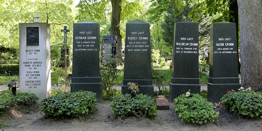 030 | 2022 | Berlin | Alter St.-Matthäus-Kirchhof – Gebrüder Grimm | © carsten riede fotografie