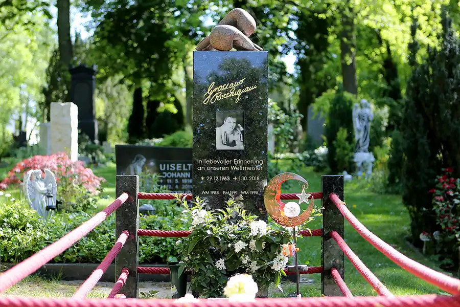 036 | 2022 | Berlin | Alter St.-Matthäus-Kirchhof – Graciano Rocchigiani | © carsten riede fotografie