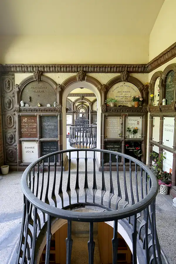 011 | 2022 | Berlin | Friedhof Schöneberg III Stubenrauchstrasse – Columbarium | © carsten riede fotografie