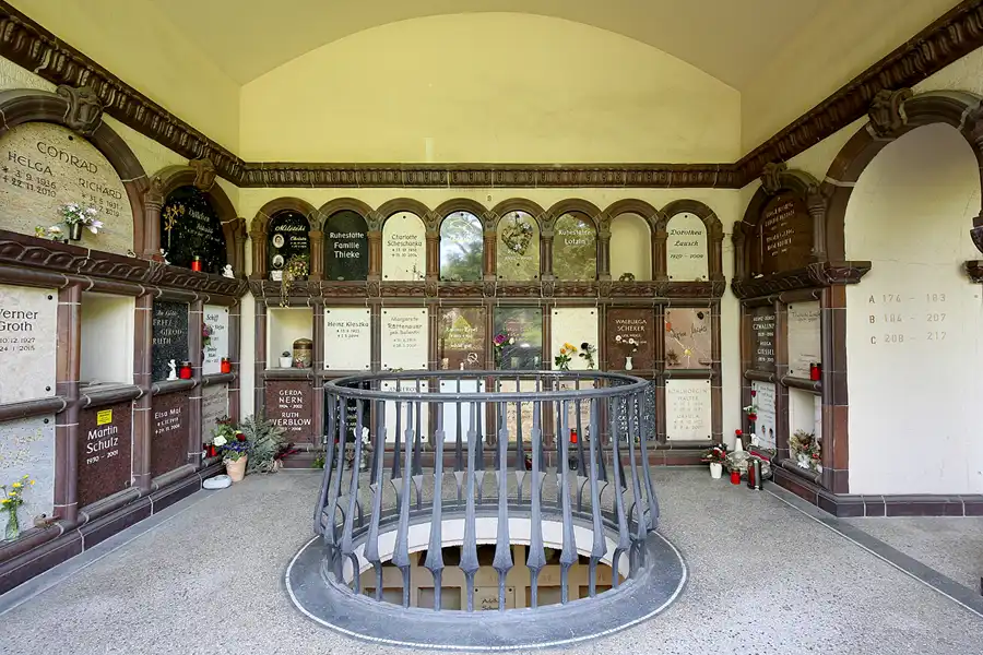 012 | 2022 | Berlin | Friedhof Schöneberg III Stubenrauchstrasse – Columbarium | © carsten riede fotografie