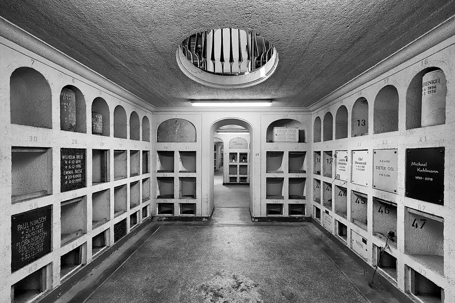 019 | 2022 | Berlin | Friedhof Schöneberg III Stubenrauchstrasse – Columbarium | © carsten riede fotografie