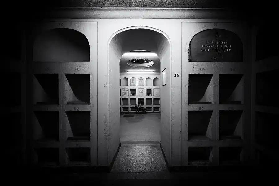 022 | 2022 | Berlin | Friedhof Schöneberg III Stubenrauchstrasse – Columbarium | © carsten riede fotografie