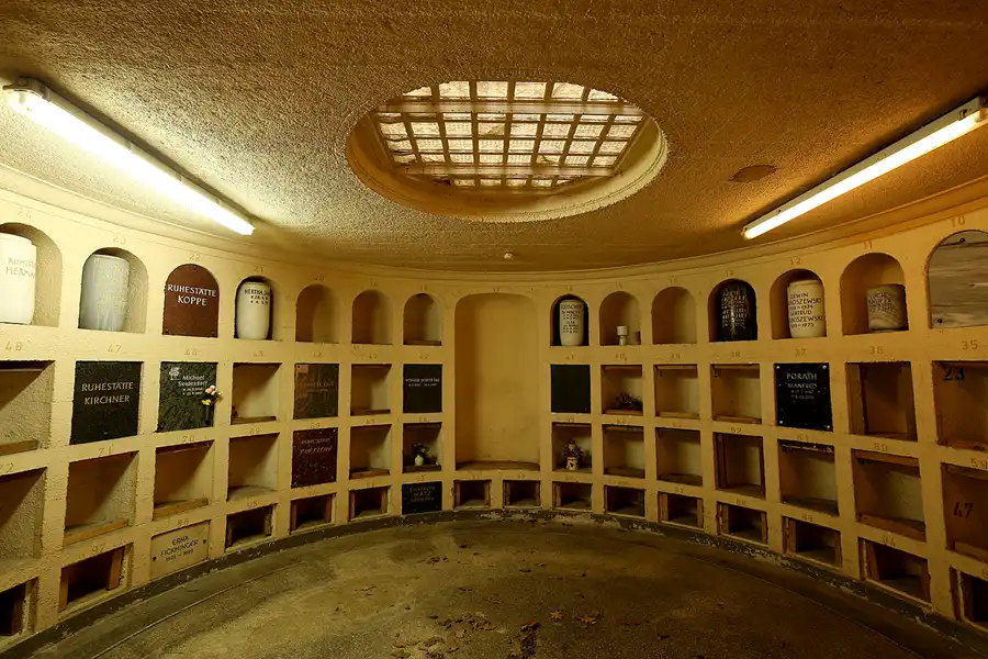 030 | 2022 | Berlin | Friedhof Schöneberg III Stubenrauchstrasse – Columbarium | © carsten riede fotografie