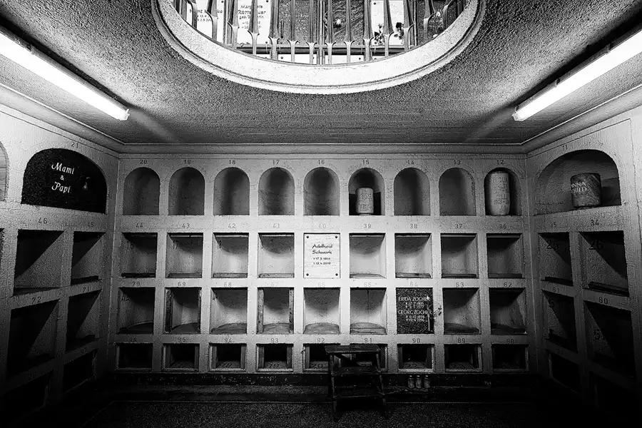 032 | 2022 | Berlin | Friedhof Schöneberg III Stubenrauchstrasse – Columbarium | © carsten riede fotografie
