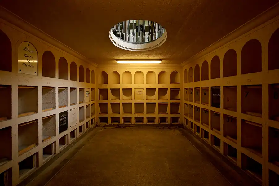 035 | 2022 | Berlin | Friedhof Schöneberg III Stubenrauchstrasse – Columbarium | © carsten riede fotografie