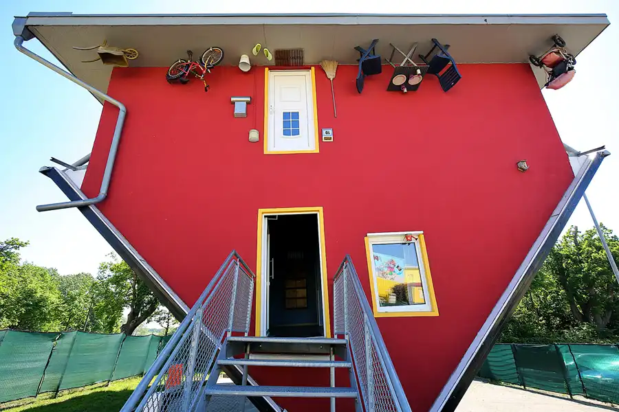 002 | 2022 | Putbus | Haus-Kopf-über | © carsten riede fotografie