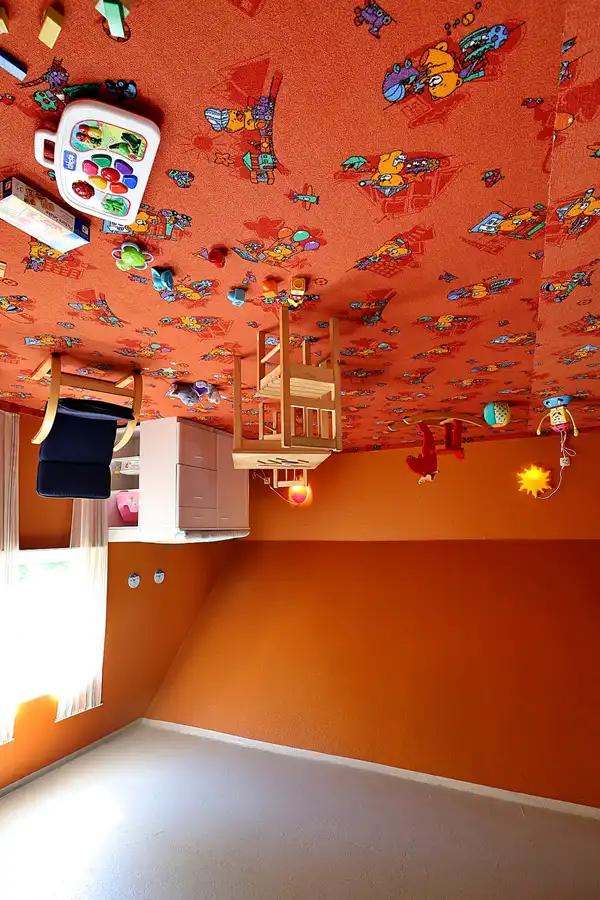 010 | 2022 | Putbus | Haus-Kopf-über | © carsten riede fotografie