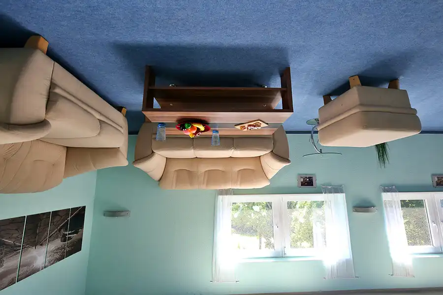 013 | 2022 | Putbus | Haus-Kopf-über | © carsten riede fotografie