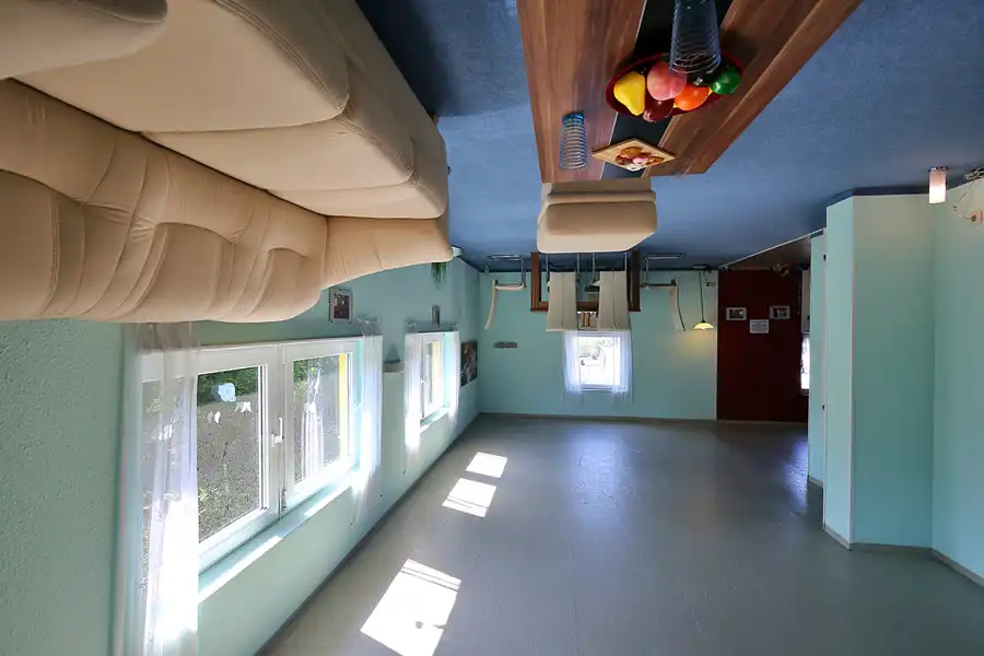 015 | 2022 | Putbus | Haus-Kopf-über | © carsten riede fotografie