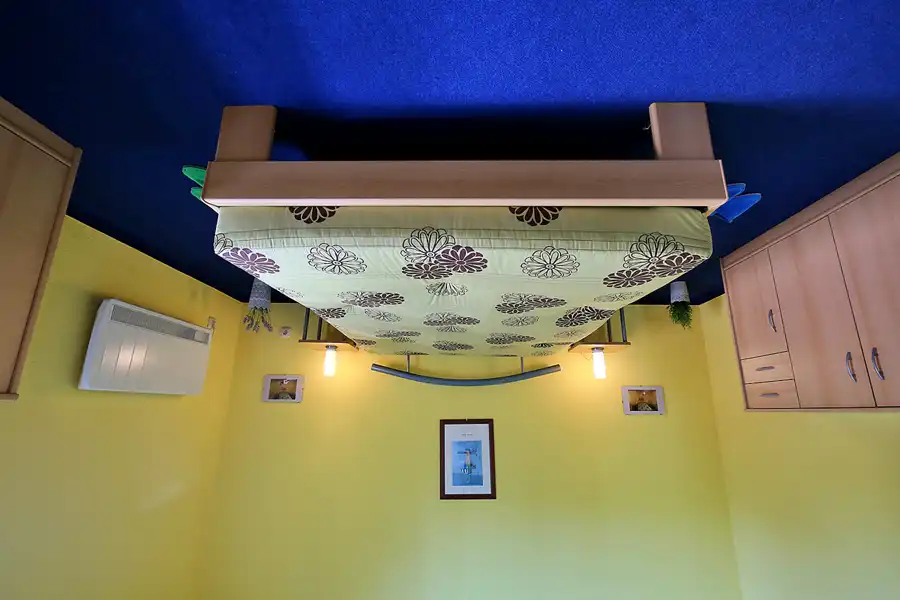 022 | 2022 | Putbus | Haus-Kopf-über | © carsten riede fotografie