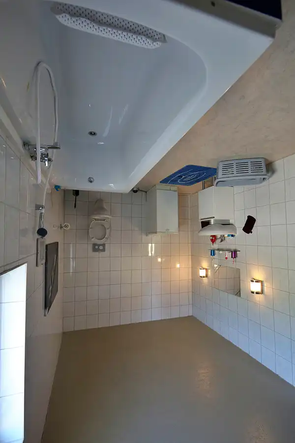 023 | 2022 | Putbus | Haus-Kopf-über | © carsten riede fotografie