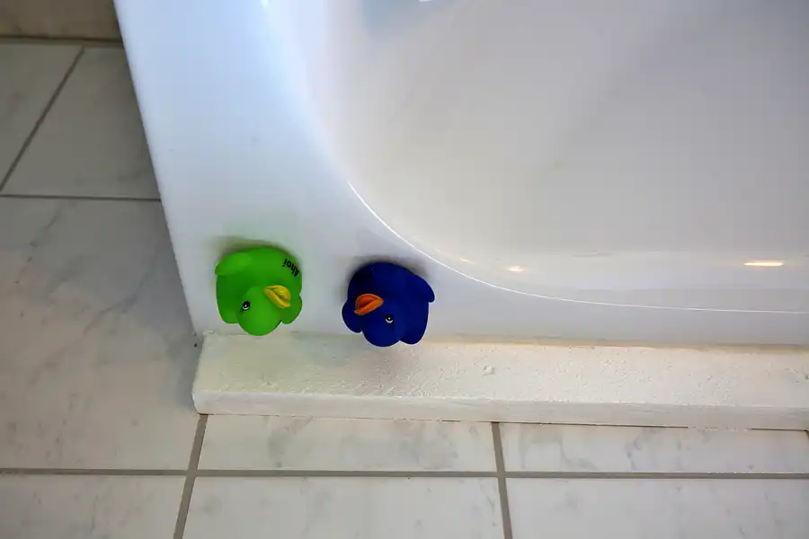 028 | 2022 | Putbus | Haus-Kopf-über | © carsten riede fotografie