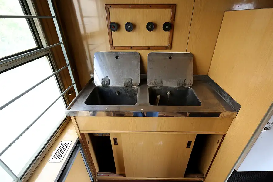 031 | 2022 | Berlin | Untersuchungshaftanstalt des Ministeriums für Staatssicherheit der DDR (MfS) Hohenschönhausen – Gefangenensammeltransportwagen (GSTW) – Grotewohl-Express | © carsten riede fotografie