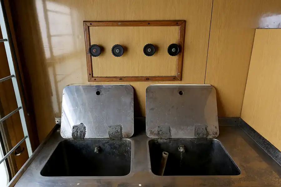 032 | 2022 | Berlin | Untersuchungshaftanstalt des Ministeriums für Staatssicherheit der DDR (MfS) Hohenschönhausen – Gefangenensammeltransportwagen (GSTW) – Grotewohl-Express | © carsten riede fotografie