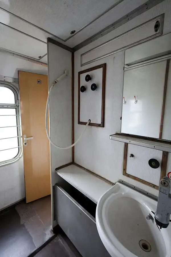 035 | 2022 | Berlin | Untersuchungshaftanstalt des Ministeriums für Staatssicherheit der DDR (MfS) Hohenschönhausen – Gefangenensammeltransportwagen (GSTW) – Grotewohl-Express | © carsten riede fotografie