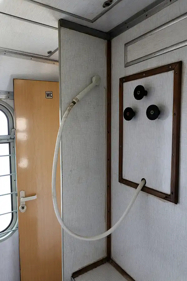 036 | 2022 | Berlin | Untersuchungshaftanstalt des Ministeriums für Staatssicherheit der DDR (MfS) Hohenschönhausen – Gefangenensammeltransportwagen (GSTW) – Grotewohl-Express | © carsten riede fotografie