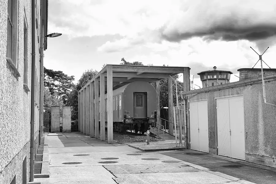 042 | 2022 | Berlin | Untersuchungshaftanstalt des Ministeriums für Staatssicherheit der DDR (MfS) Hohenschönhausen – Gefangenensammeltransportwagen (GSTW) – Grotewohl-Express | © carsten riede fotografie