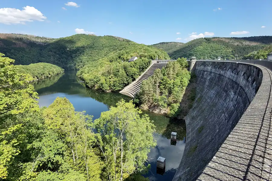 124 | 2022 | Urftstaumauer | © carsten riede fotografie