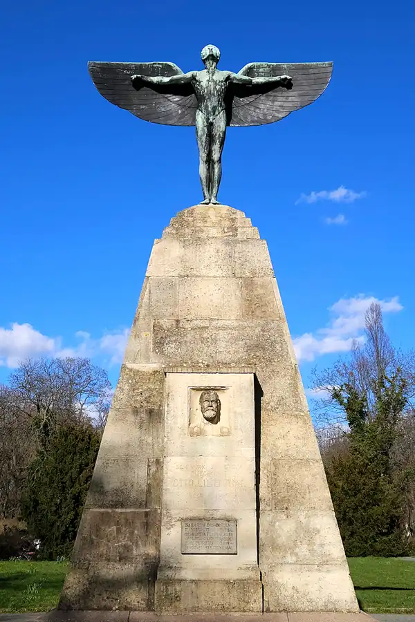 002 | 2023 | Berlin | Otto-Lilienthal-Denkmal | © carsten riede fotografie