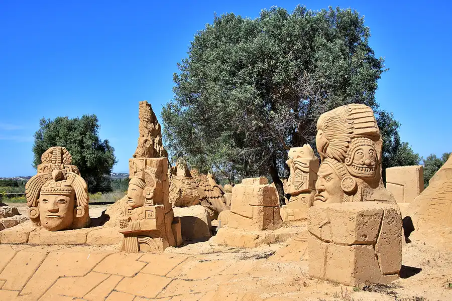 047 | 2023 | Lagoa | Sandcity | © carsten riede fotografie