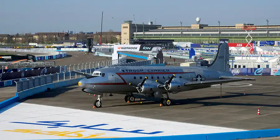100 | 2023 | Berlin | Tempelhof Field | © carsten riede fotografie