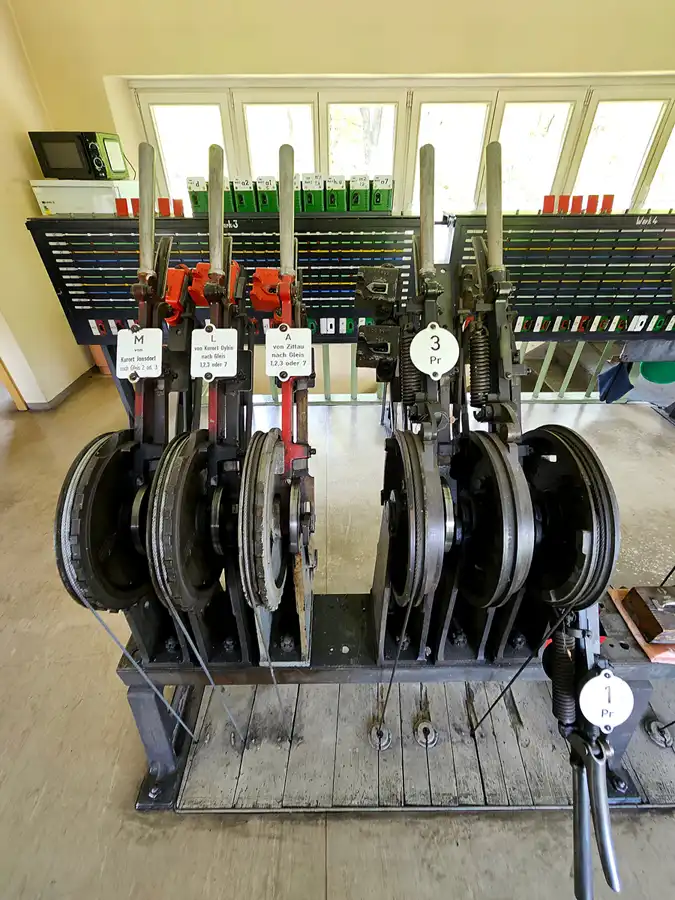 073 | 2023 | Bertsdorf | Zittauer Schmalspurbahn – Bahnhof Bertsdorf – Stellwerk | © carsten riede fotografie