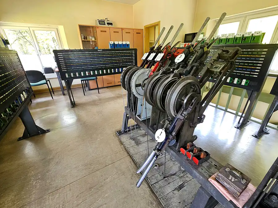 074 | 2023 | Bertsdorf | Zittauer Schmalspurbahn – Bahnhof Bertsdorf – Stellwerk | © carsten riede fotografie